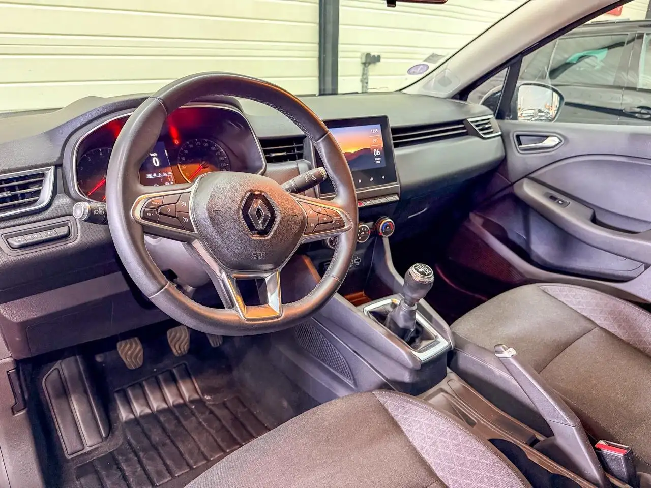 Renault Clio Citadine 5 portes — photo 25
