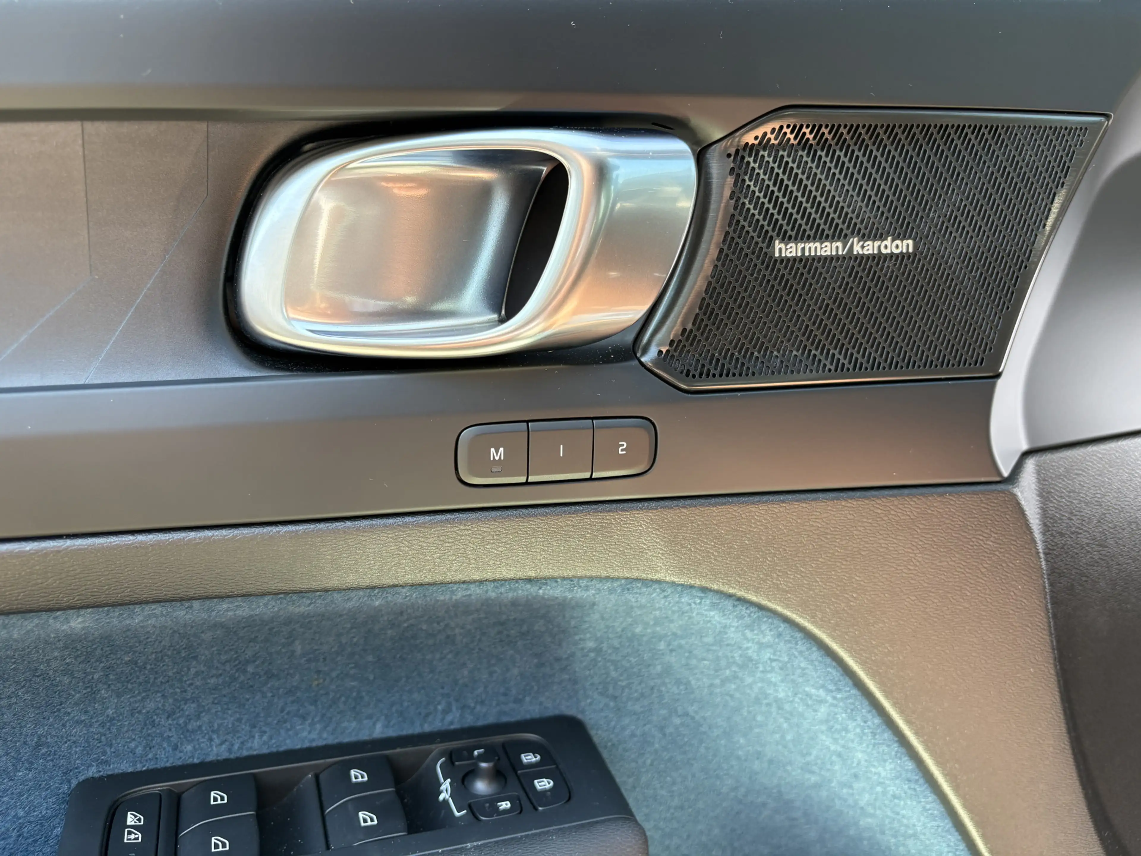 Volvo C40 Single Motor Extended Range Ultimate 82 kWh — photo 24