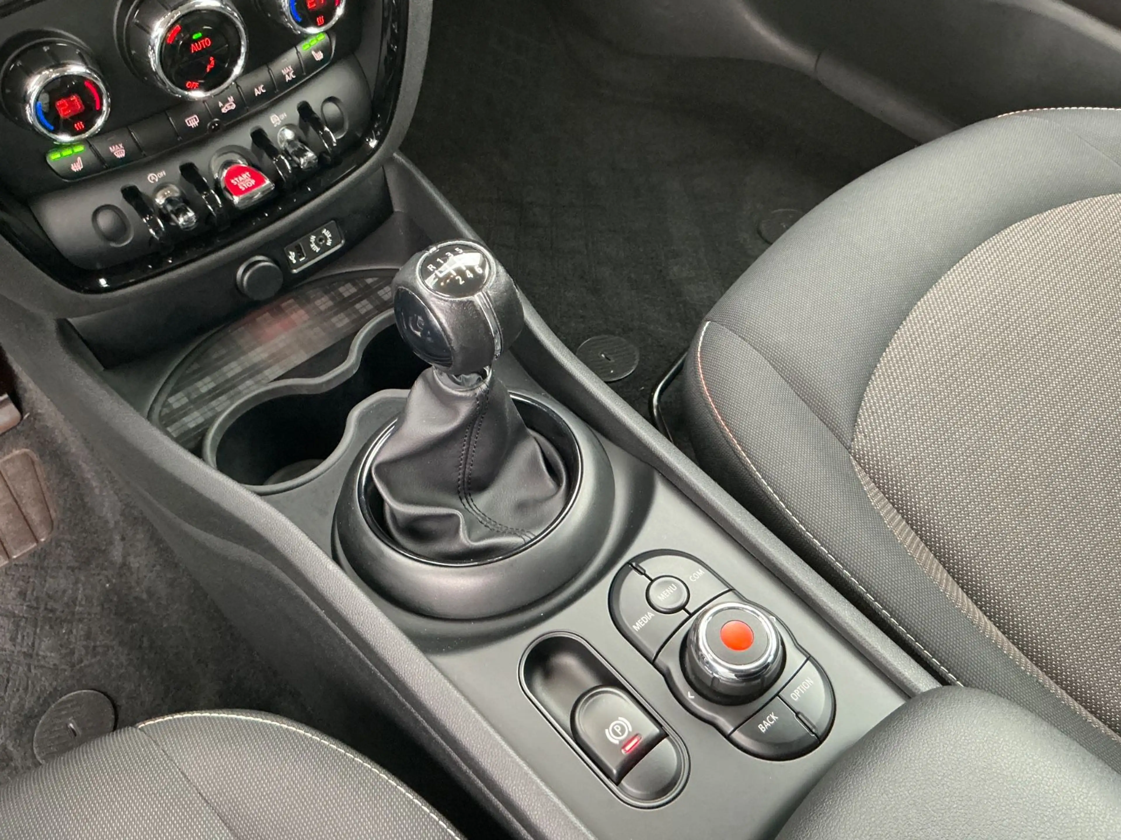 MINI One Clubman 1.5 SHZ BT PDC Tempomat — photo 23