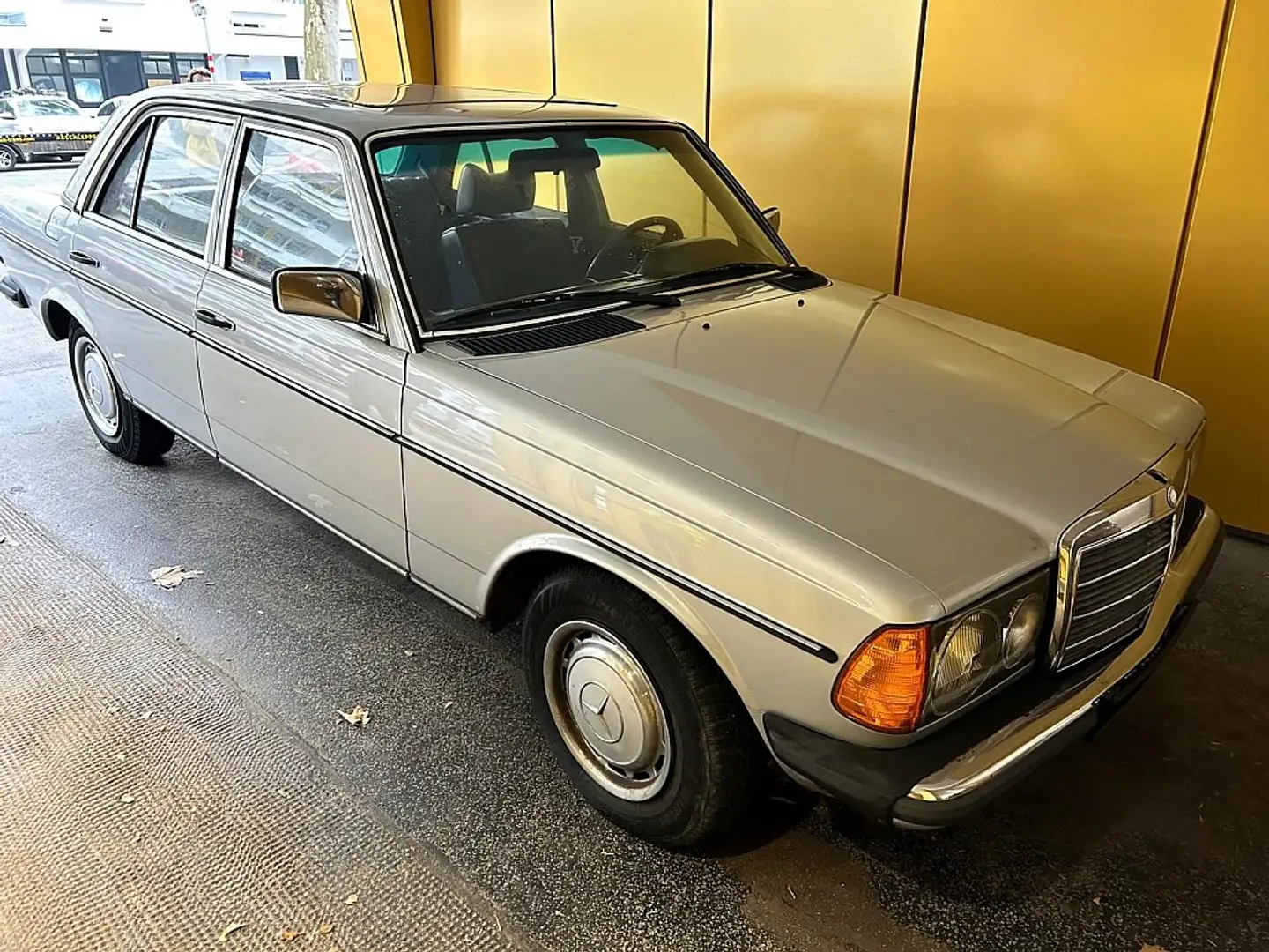Mercedes-Benz 300 D W123 AT Argent - 1