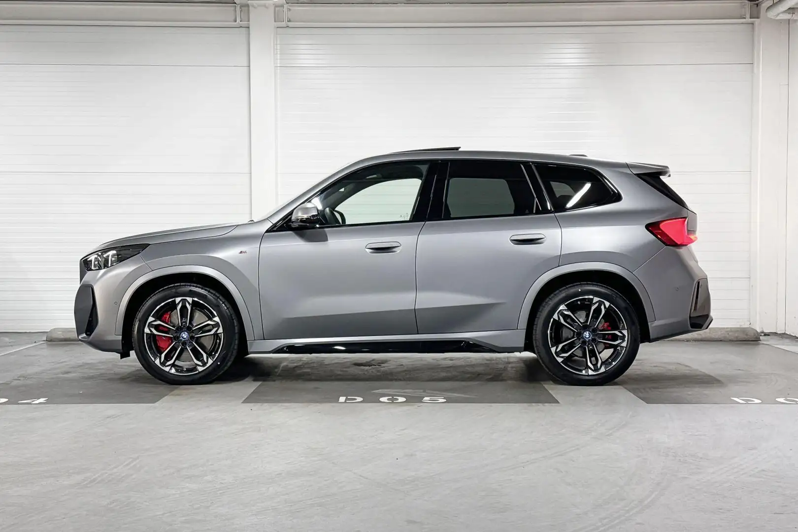 BMW iX1 eDrive20 | M-Sport Pro | Travel Pack | Premium Pac Grijs - 2