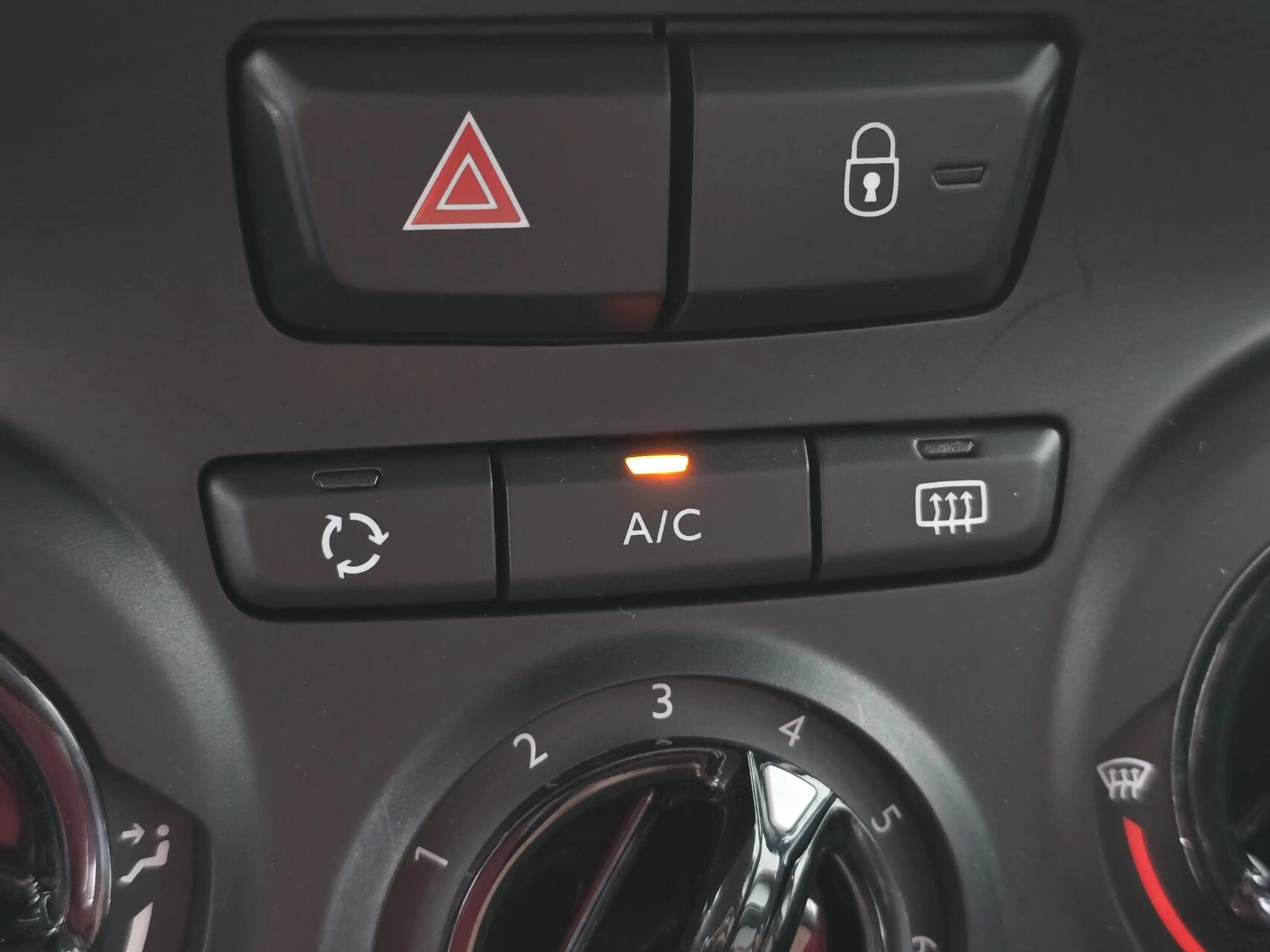 Peugeot 2008 1.2 PT Signature Carplay/Trekhaak/Distrib. vv — photo 12