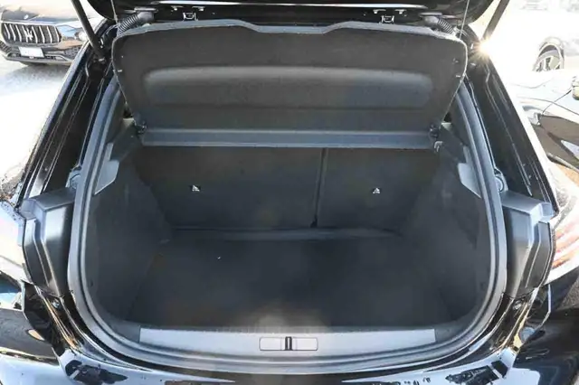 Peugeot 208 view 5