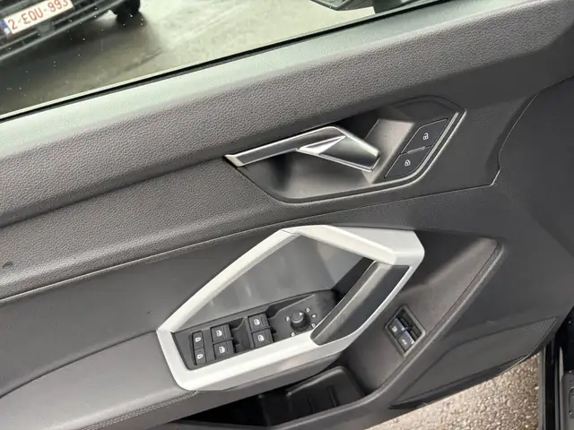 Audi Q3 view 15