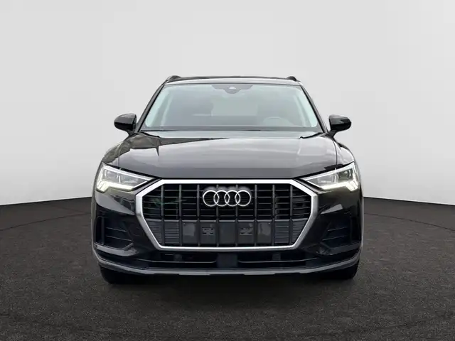 Audi Q3 view 3