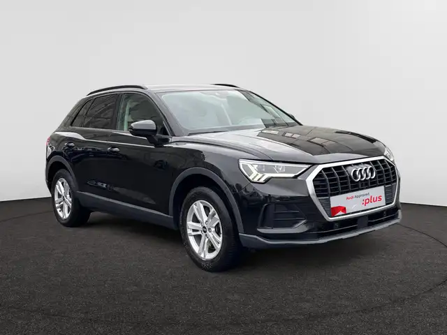Audi Q3 view 4