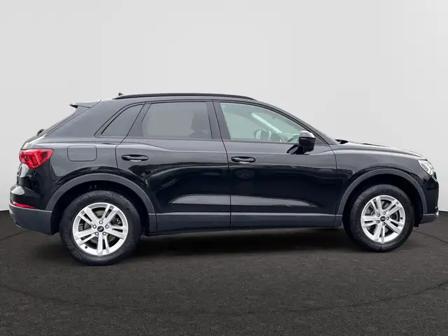 Audi Q3 view 7