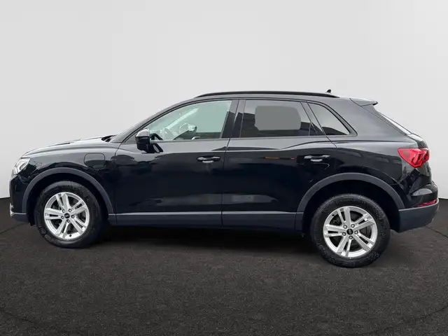 Audi Q3 view 8