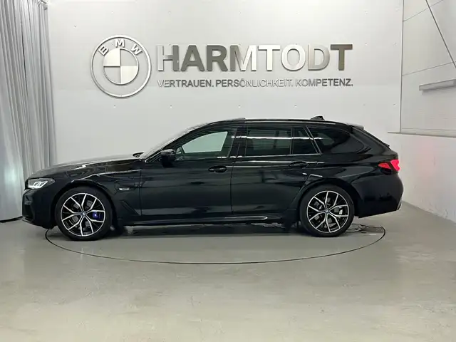 BMW 5 Series view 4