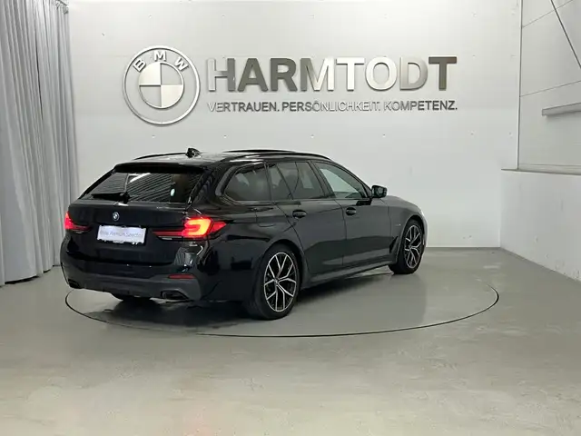 BMW 5 Series view 6