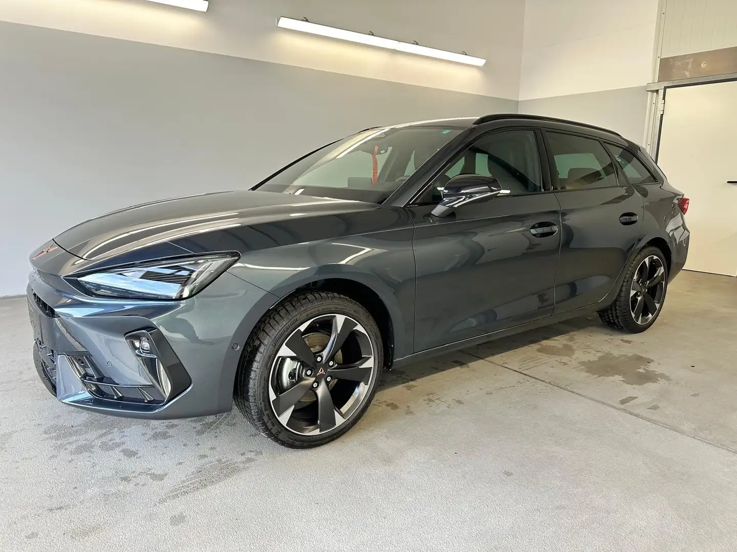 CUPRA Leon ST 150PS eTSI DSG AHK+Edge+Kamera+IntelliDrive+... Grau - 1