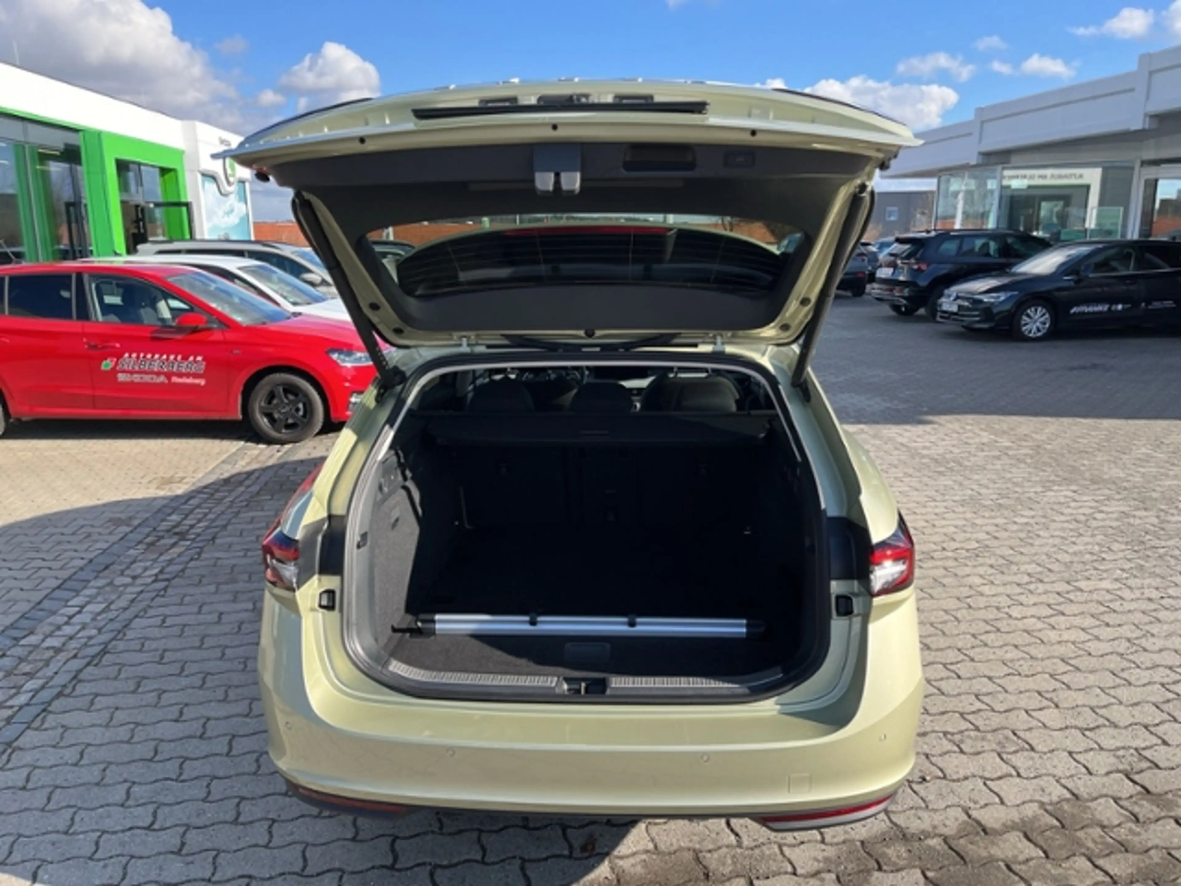 Skoda Superb Combi 1.5 TSI mHEV Selection LED NAVI MATRIX — photo 9