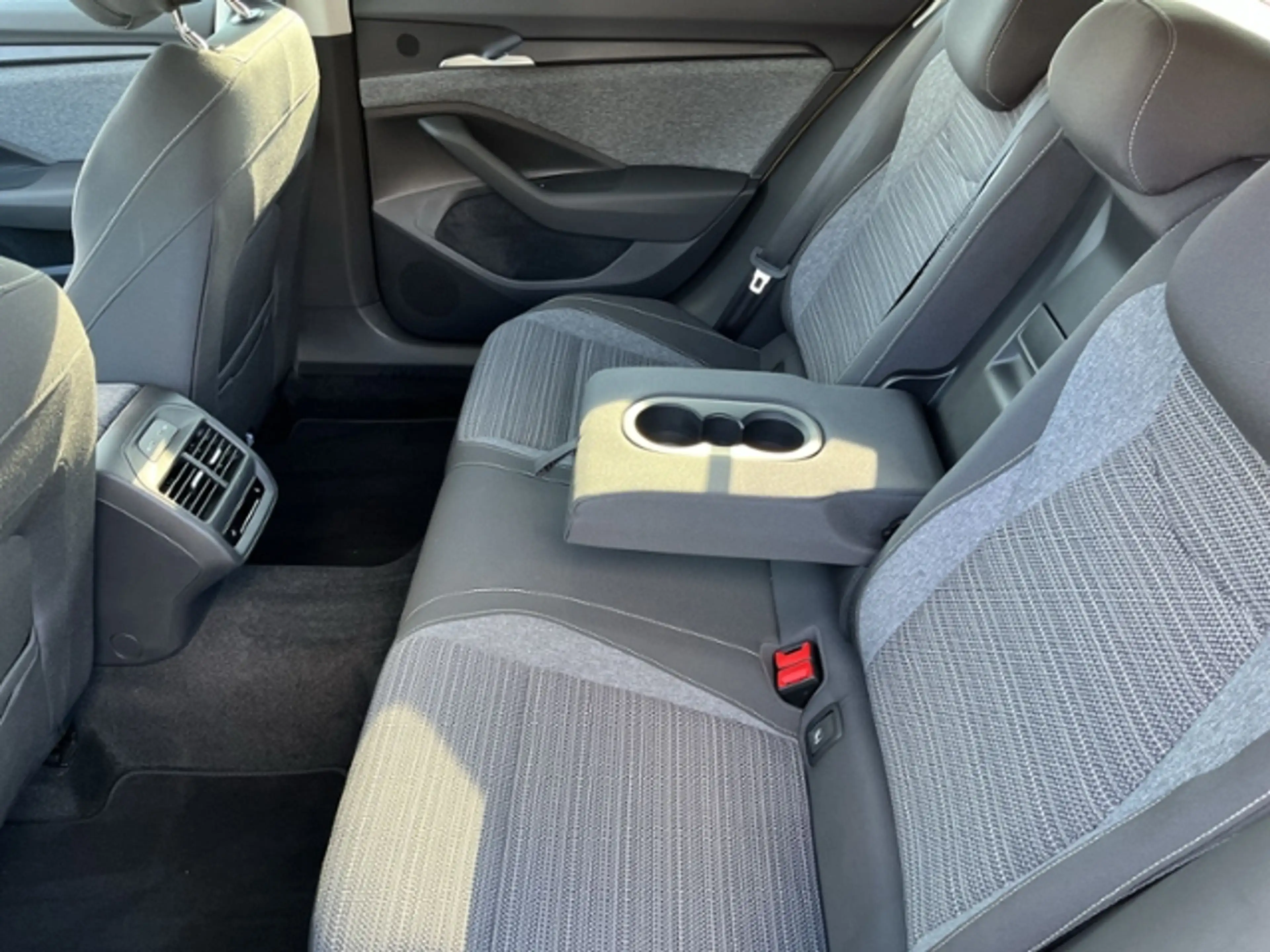 Skoda Superb Combi 1.5 TSI mHEV Selection LED NAVI MATRIX — photo 11