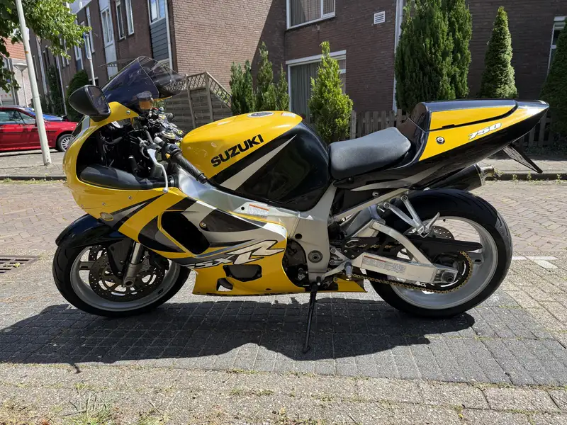 Suzuki GSX-R 750 - foto 6