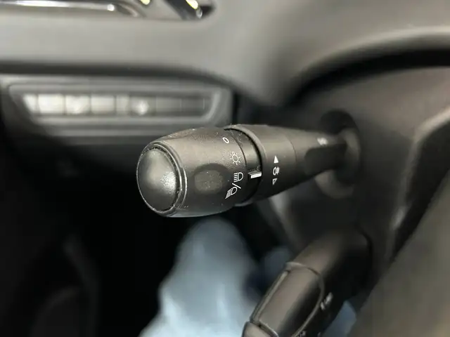 Peugeot 208 view 11