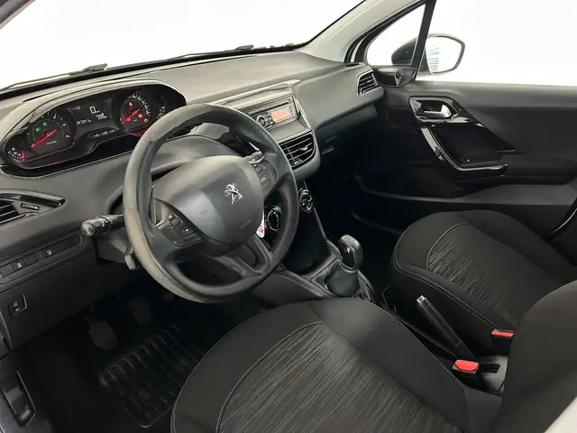 Peugeot 208 view 6