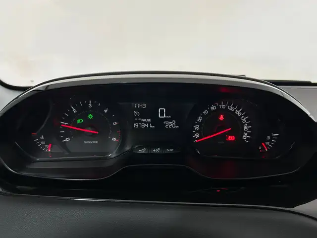Peugeot 208 view 9