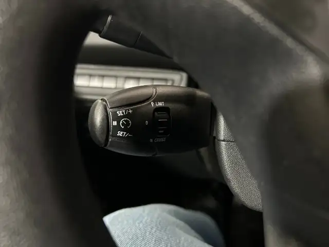 Peugeot 208 view 12