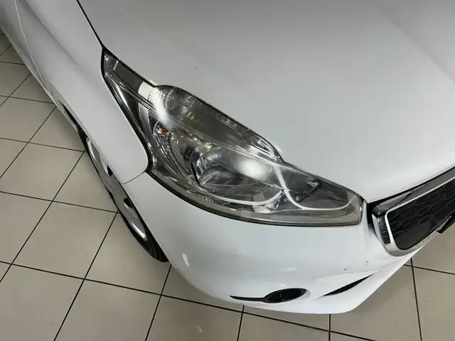 Peugeot 208 view 3