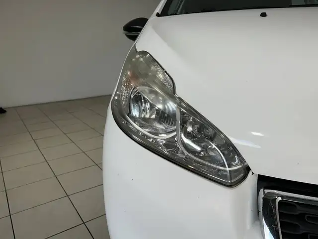 Peugeot 208 view 4