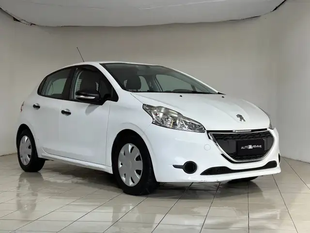 Peugeot 208 view 2