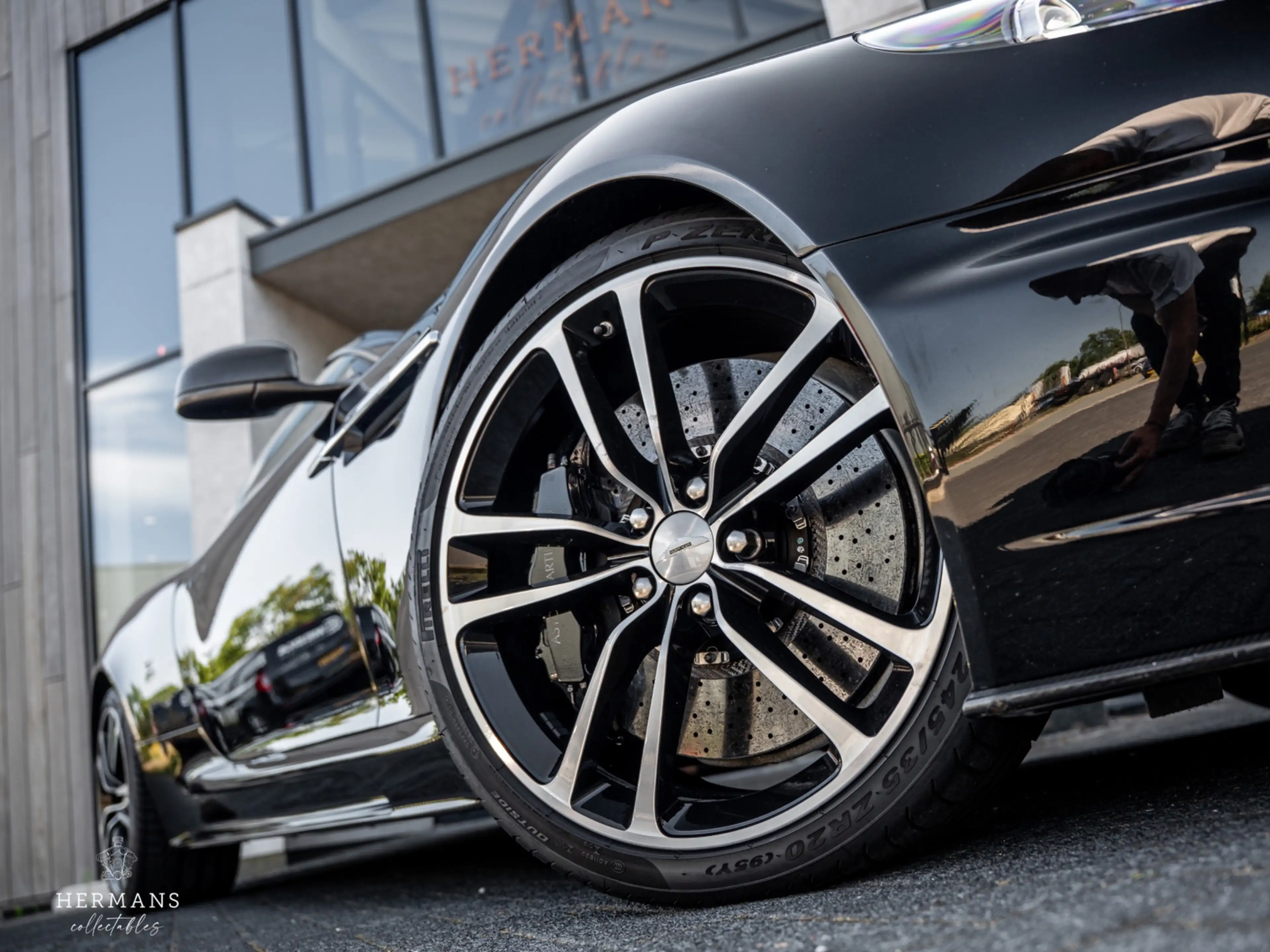 Aston Martin DBS Volante 6.0 V12 Carbon Black Edition / 1 of 51 / B — photo 3