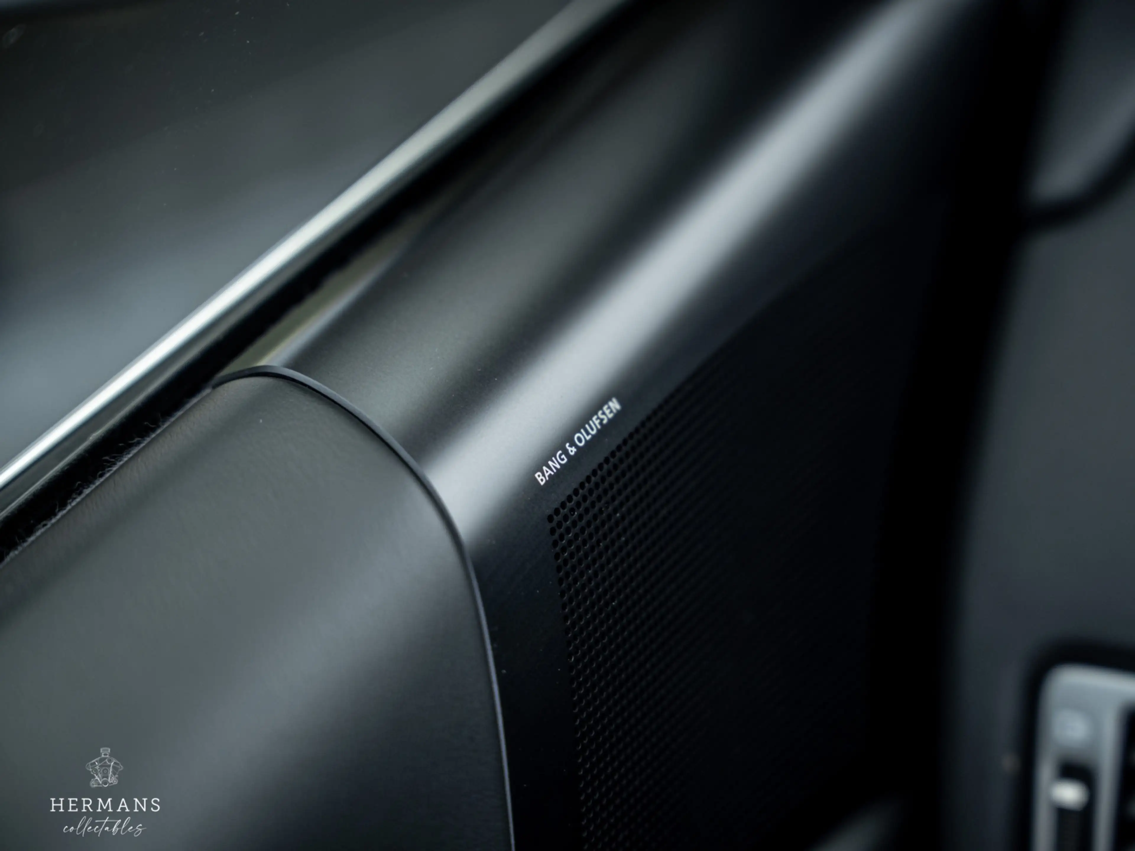 Aston Martin DBS Volante 6.0 V12 Carbon Black Edition / 1 of 51 / B — photo 26