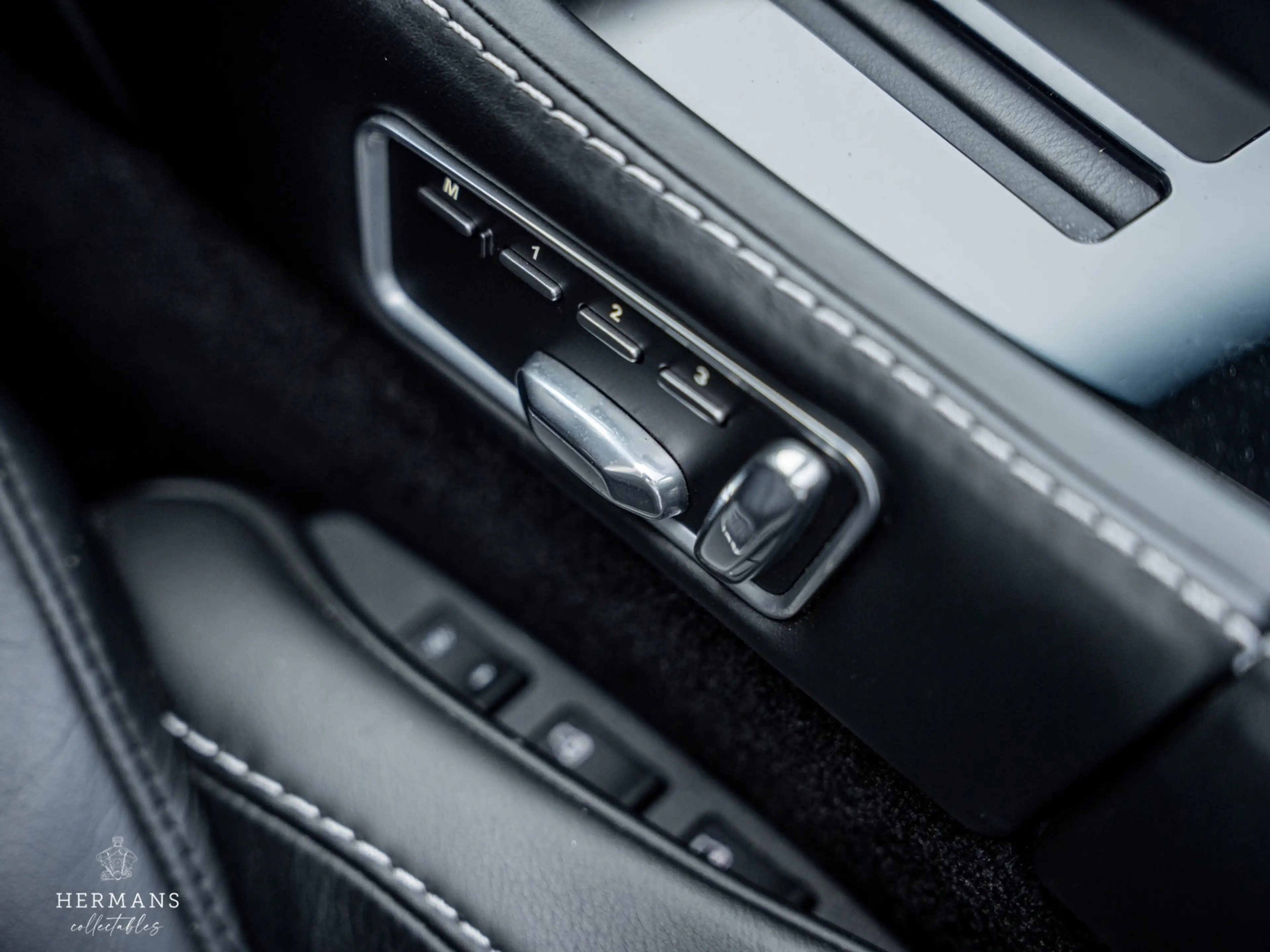 Aston Martin DBS Volante 6.0 V12 Carbon Black Edition / 1 of 51 / B — photo 31