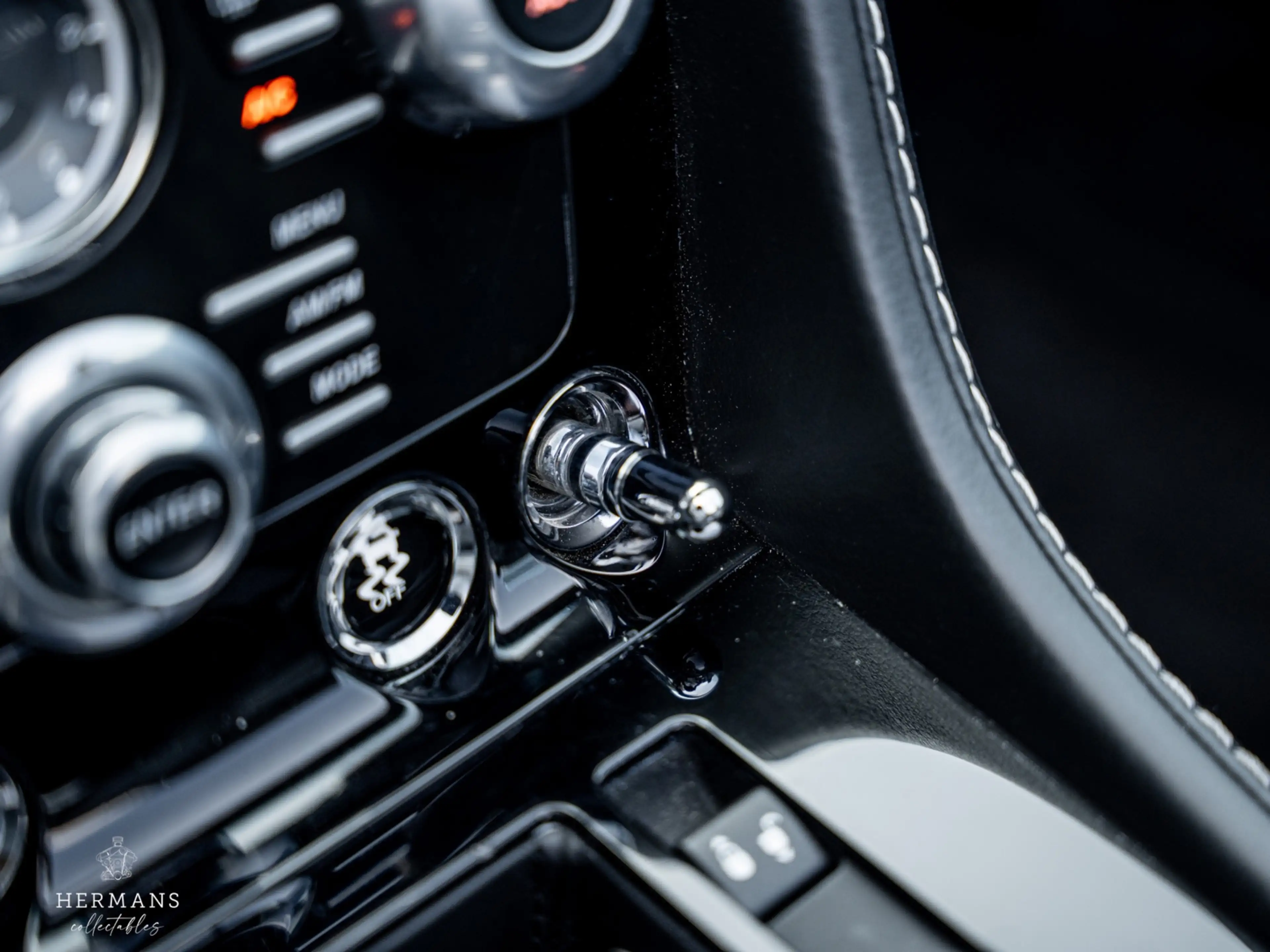 Aston Martin DBS Volante 6.0 V12 Carbon Black Edition / 1 of 51 / B — photo 30