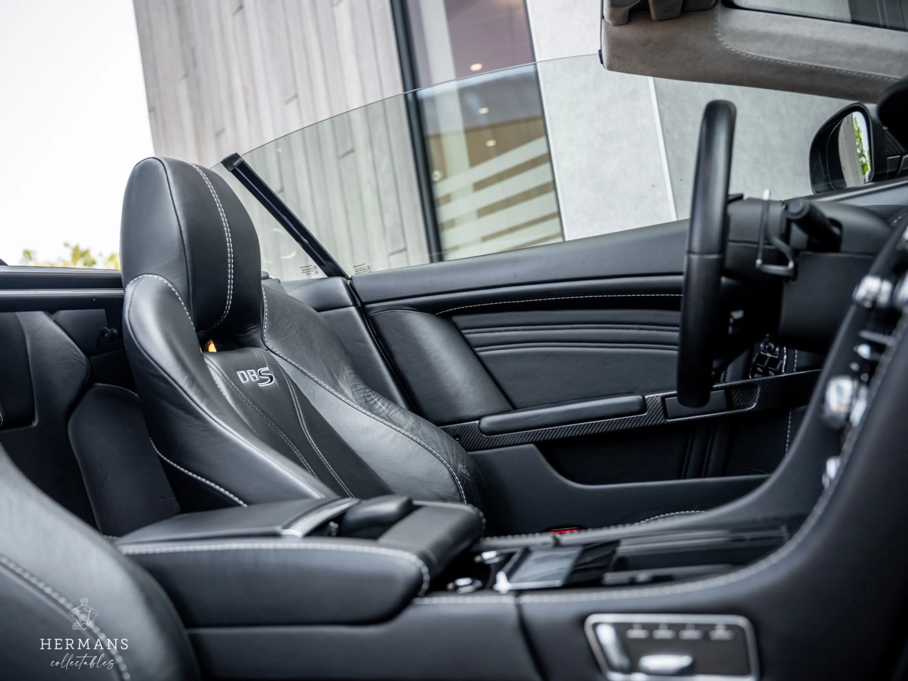 Aston Martin DBS Volante 6.0 V12 Carbon Black Edition / 1 of 51 / B — photo 24