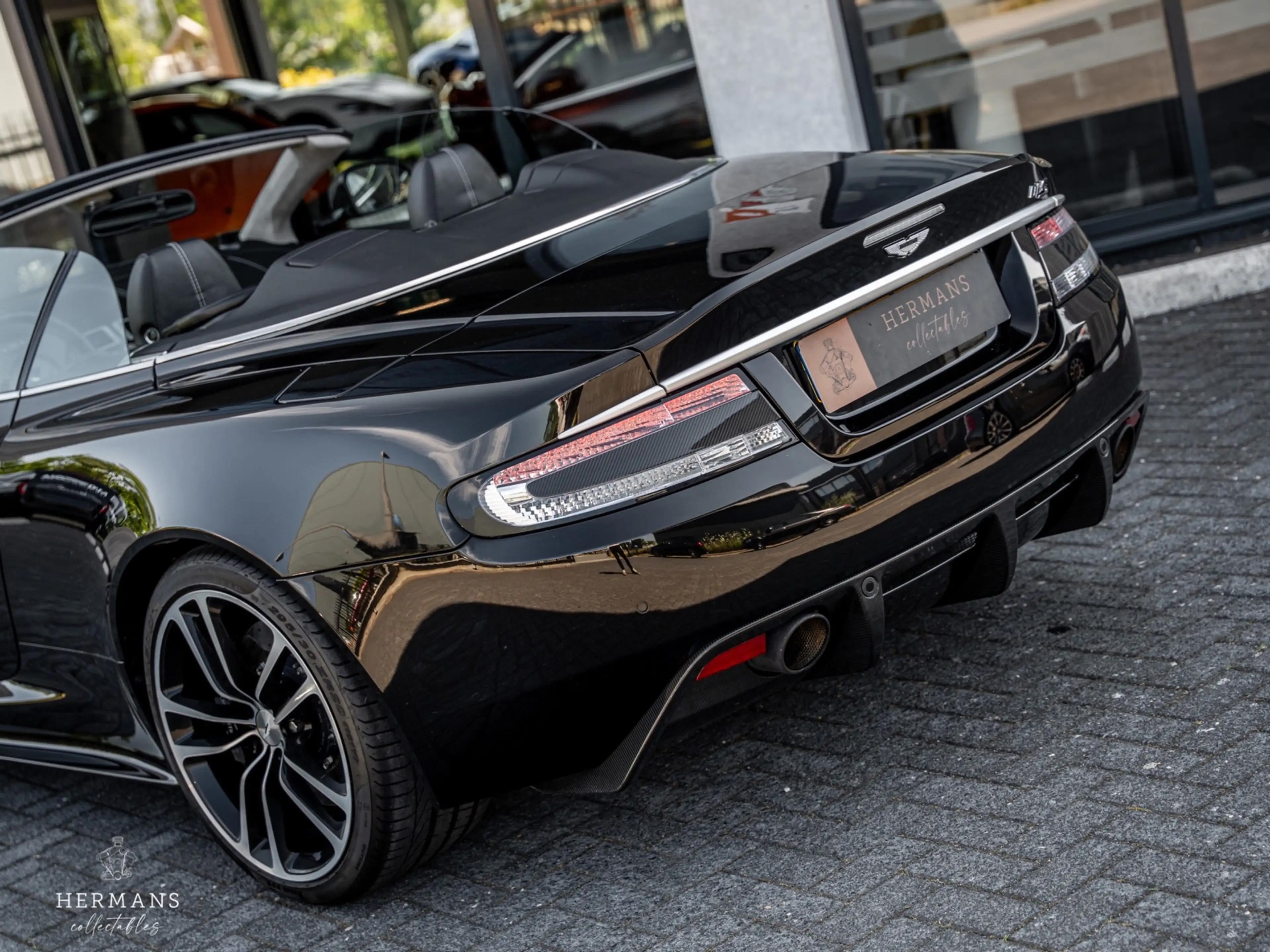 Aston Martin DBS Volante 6.0 V12 Carbon Black Edition / 1 of 51 / B — photo 14