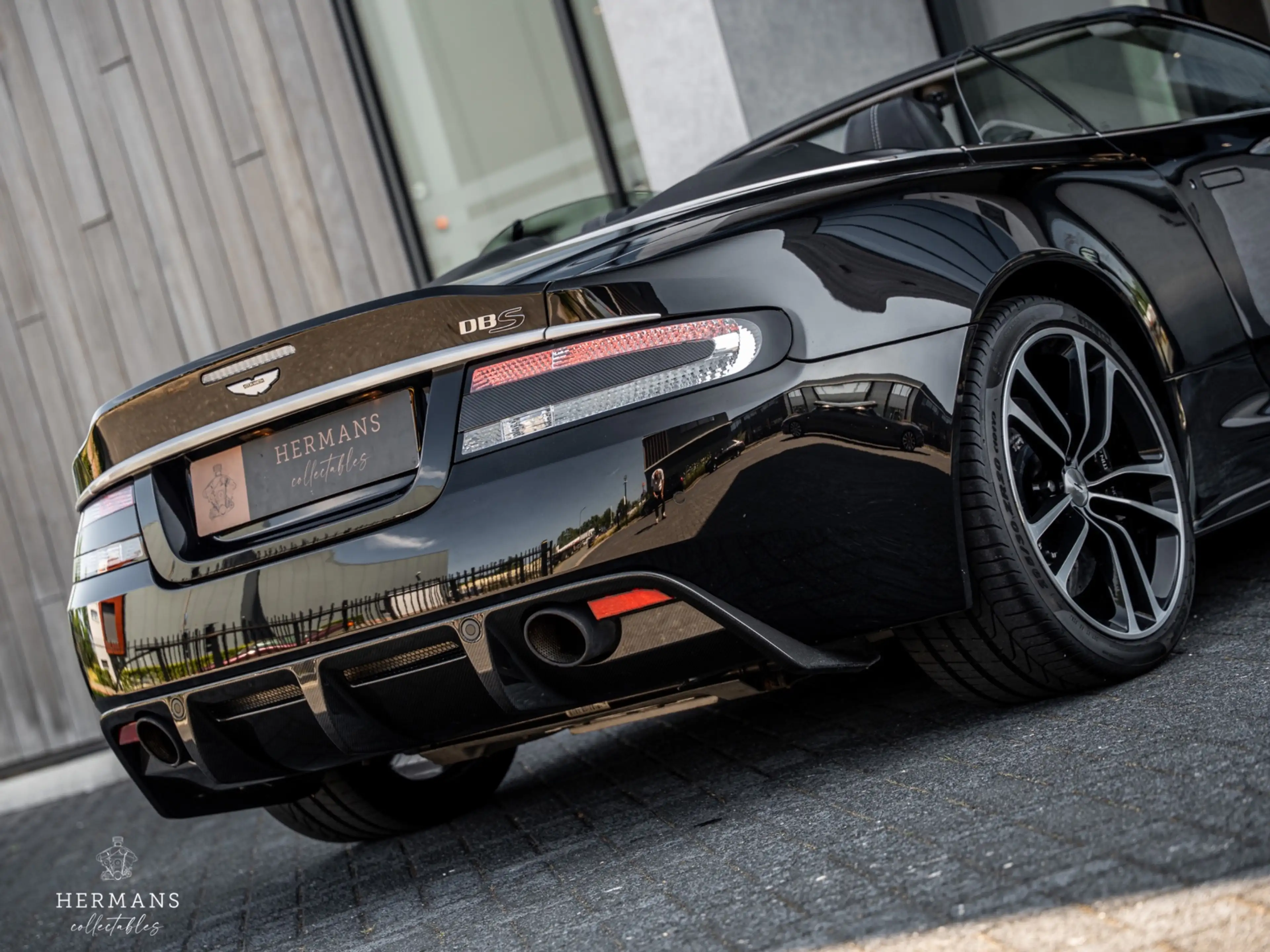 Aston Martin DBS Volante 6.0 V12 Carbon Black Edition / 1 of 51 / B — photo 10