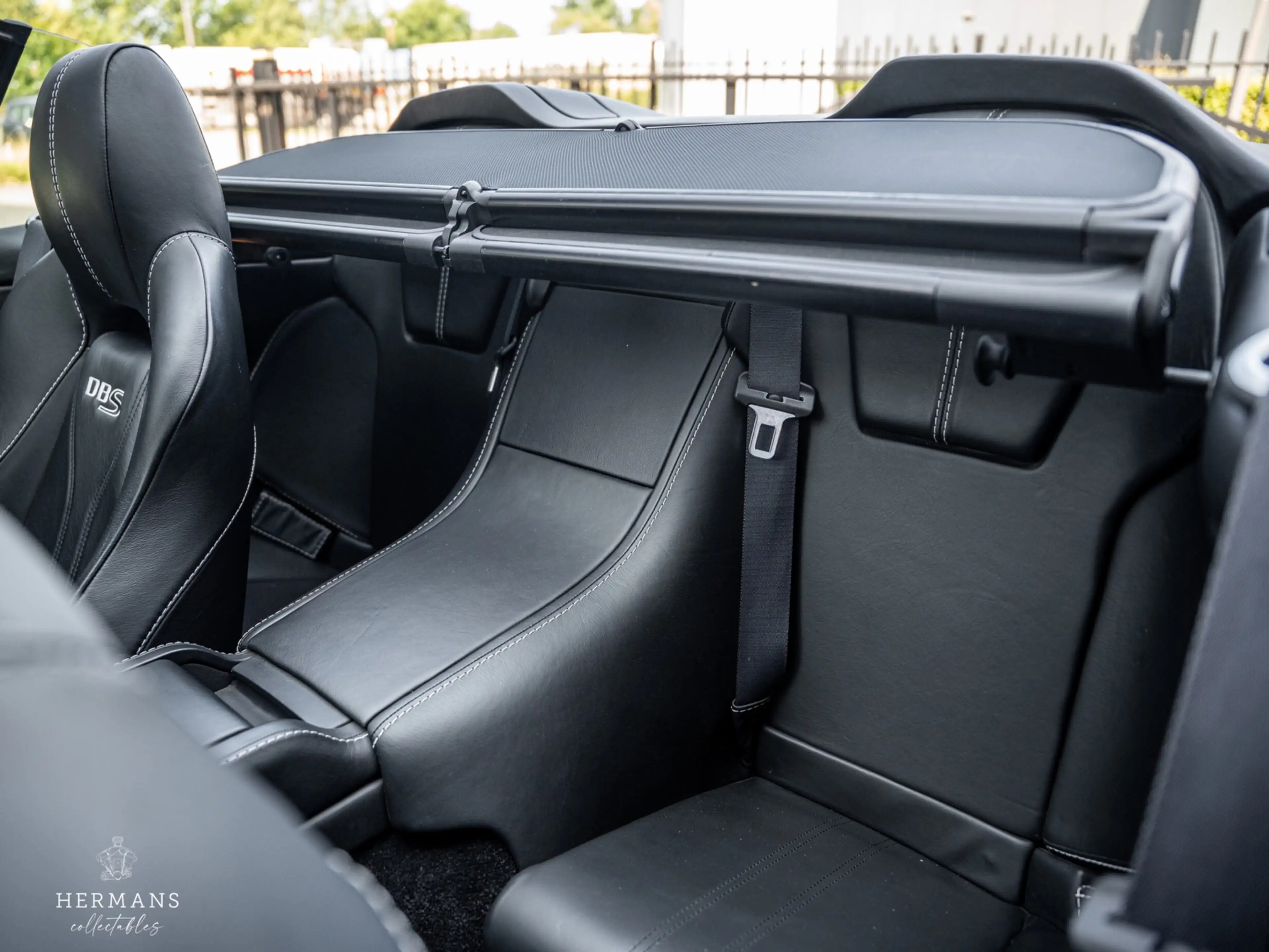 Aston Martin DBS Volante 6.0 V12 Carbon Black Edition / 1 of 51 / B — photo 35