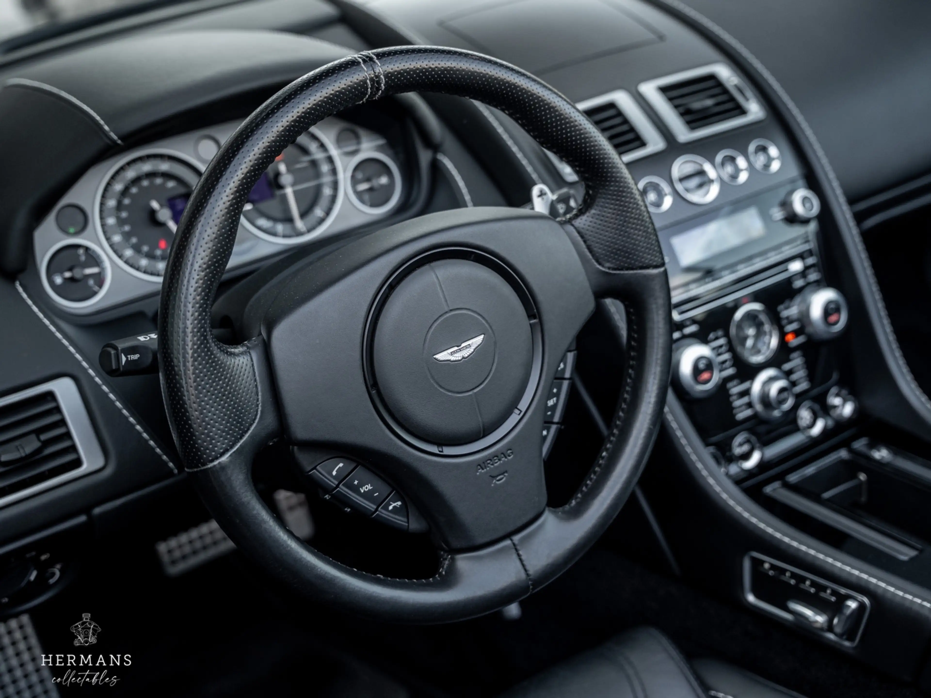 Aston Martin DBS Volante 6.0 V12 Carbon Black Edition / 1 of 51 / B — photo 17