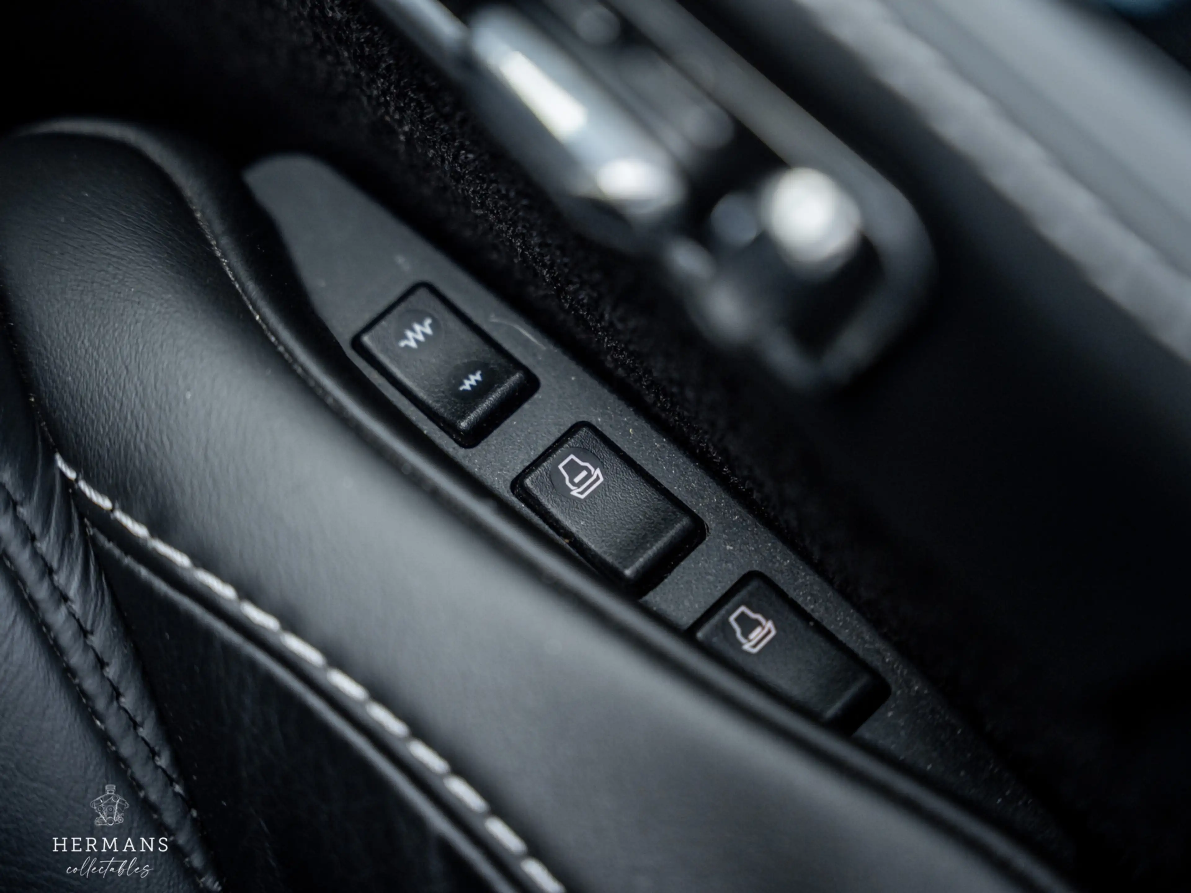 Aston Martin DBS Volante 6.0 V12 Carbon Black Edition / 1 of 51 / B — photo 32