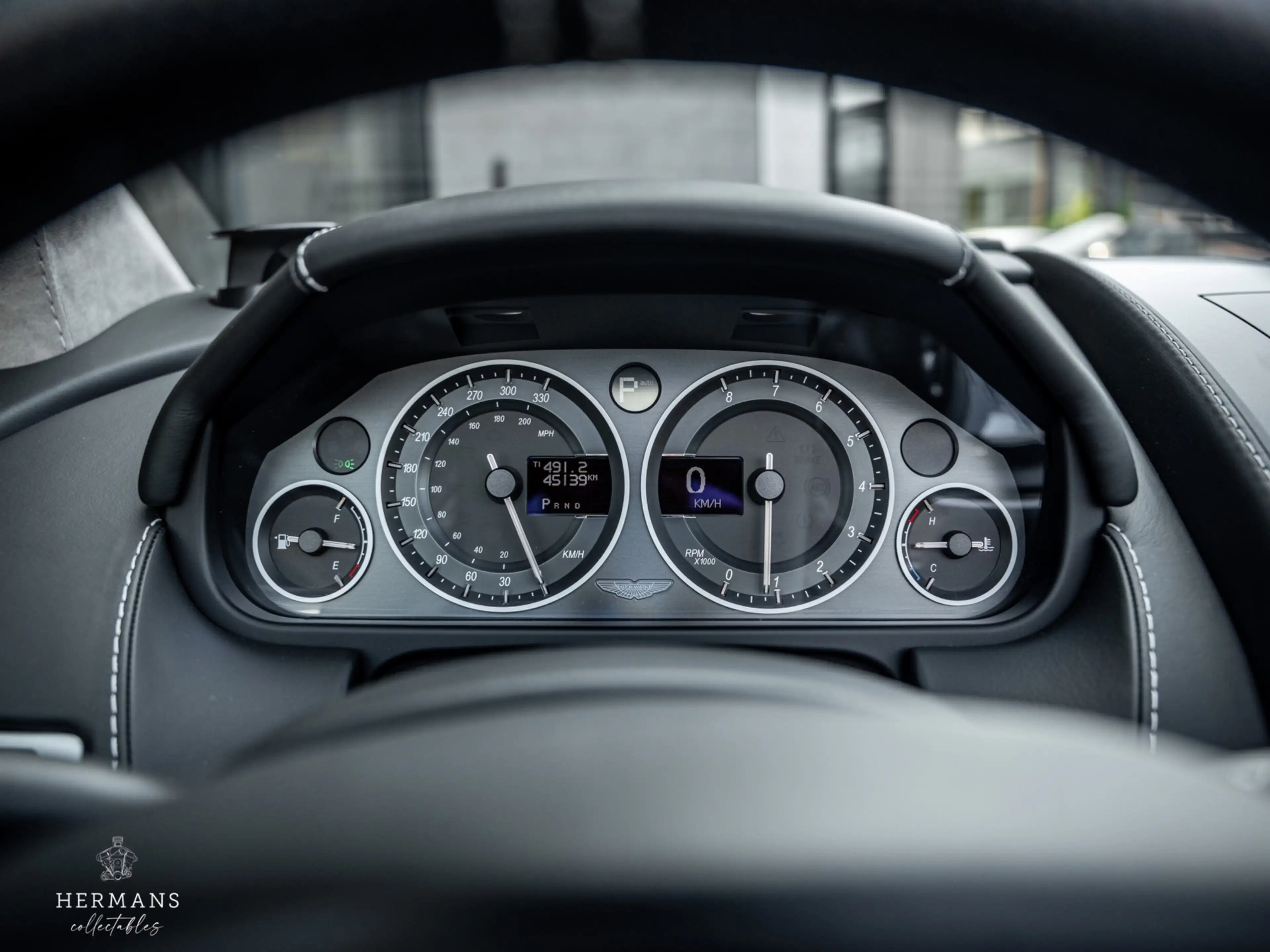 Aston Martin DBS Volante 6.0 V12 Carbon Black Edition / 1 of 51 / B — photo 29