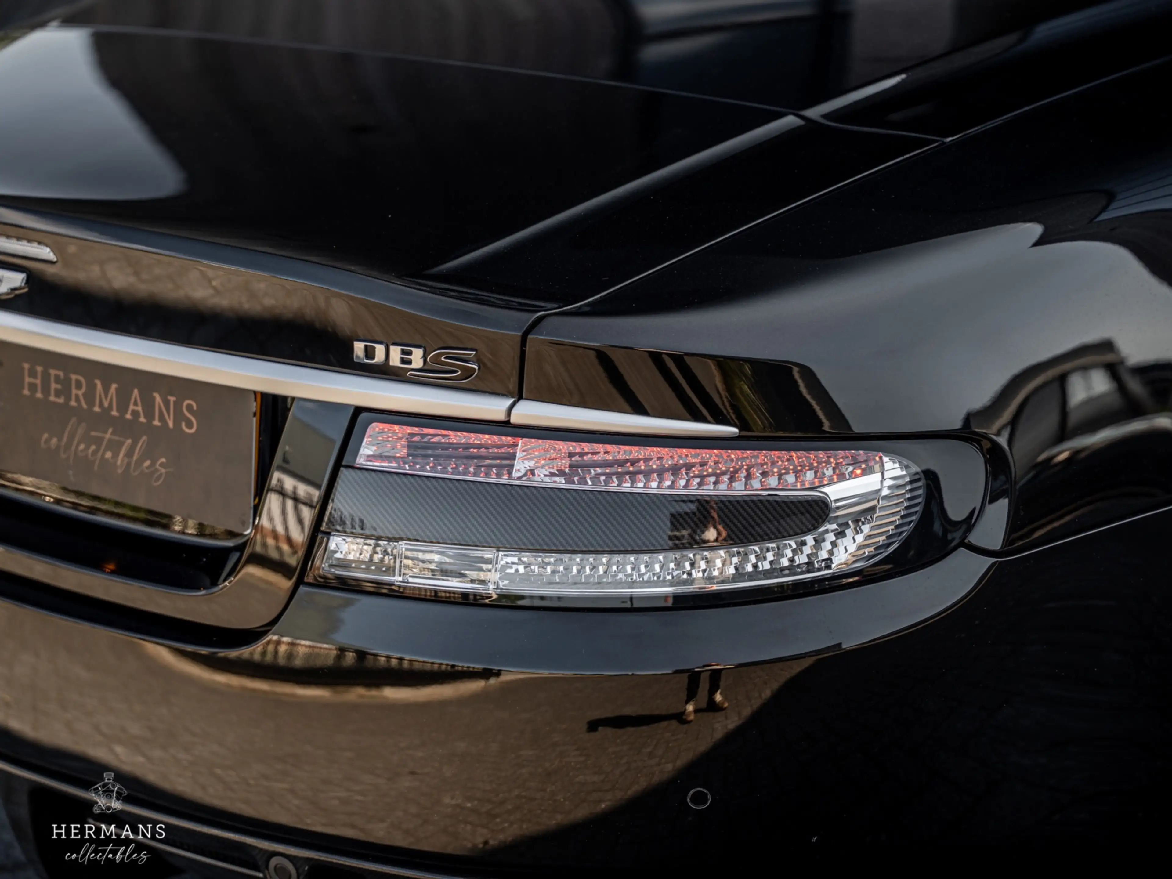 Aston Martin DBS Volante 6.0 V12 Carbon Black Edition / 1 of 51 / B — photo 11