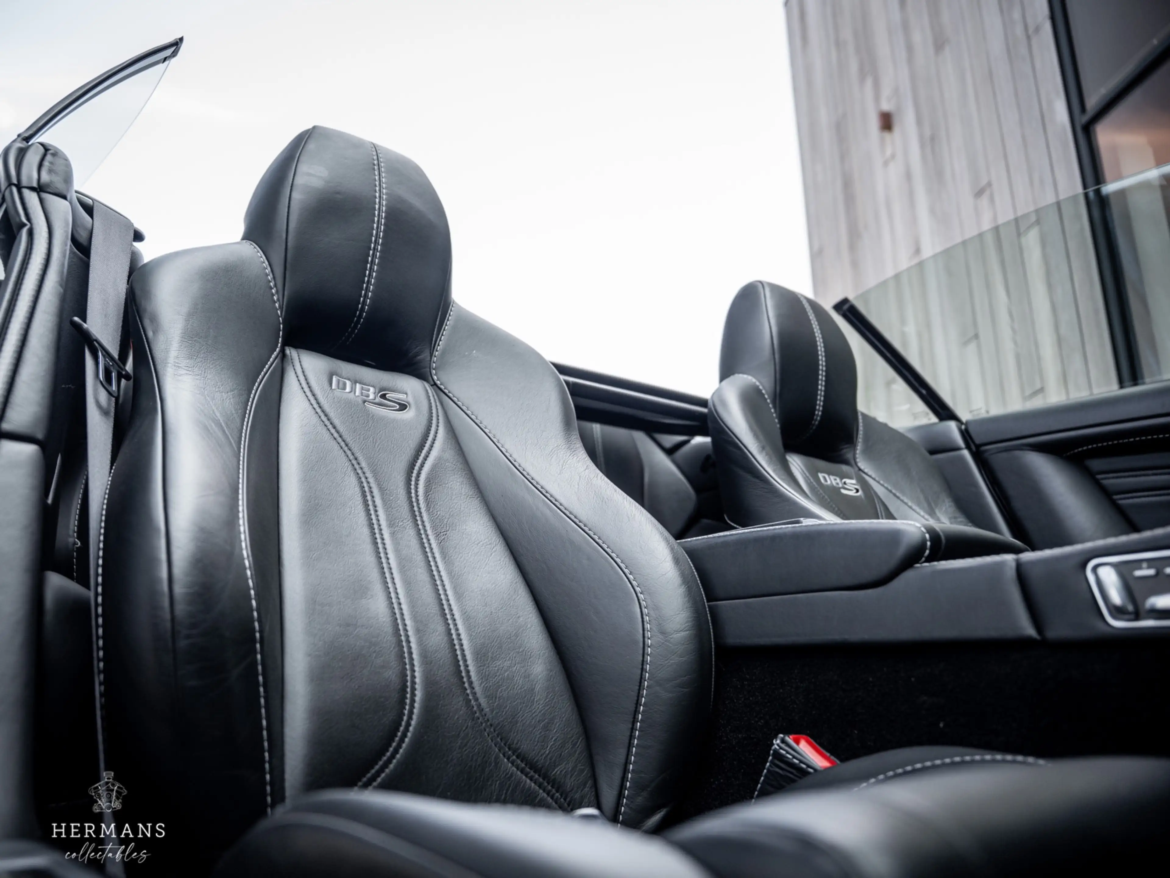 Aston Martin DBS Volante 6.0 V12 Carbon Black Edition / 1 of 51 / B — photo 23