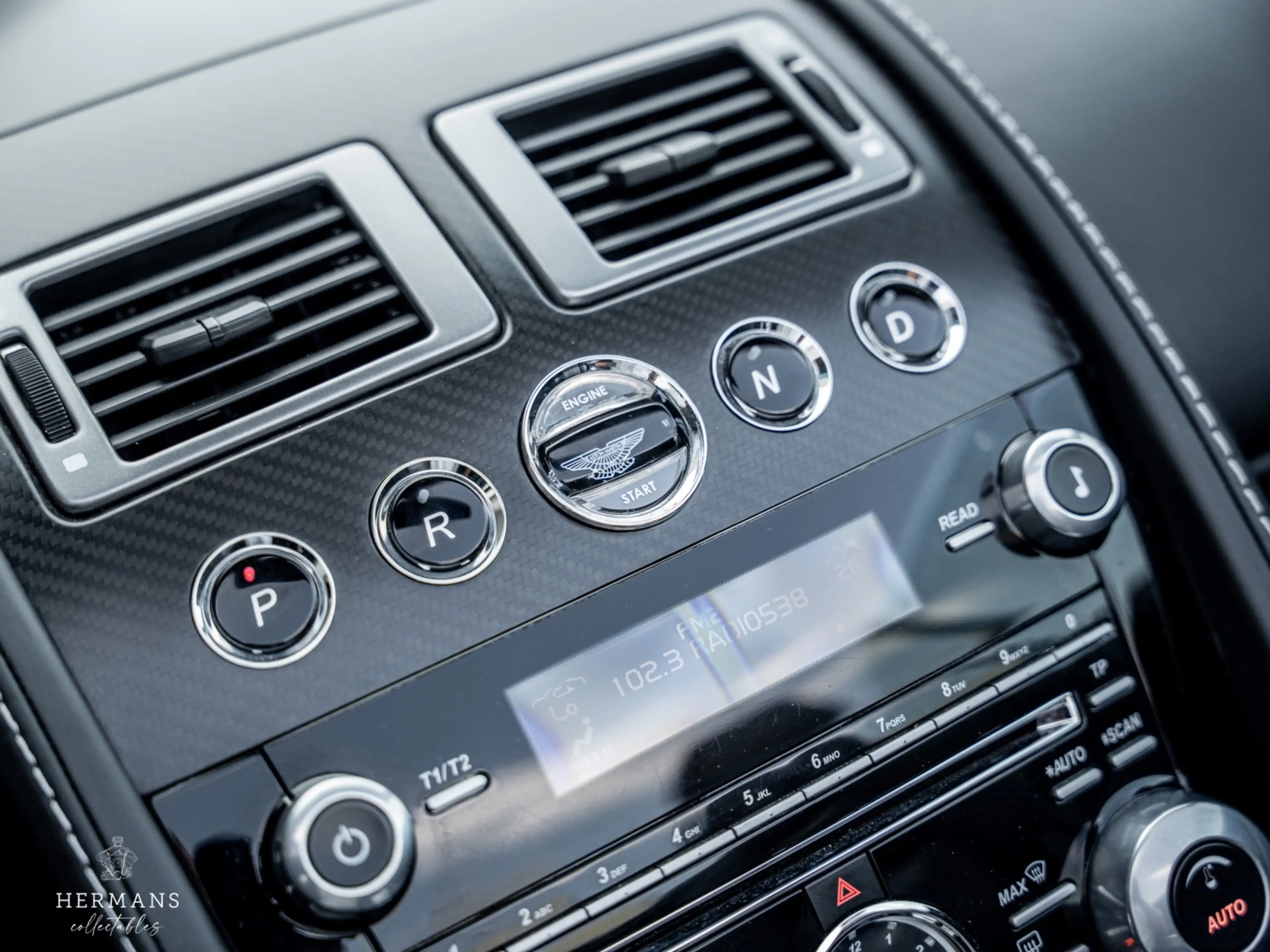 Aston Martin DBS Volante 6.0 V12 Carbon Black Edition / 1 of 51 / B — photo 33