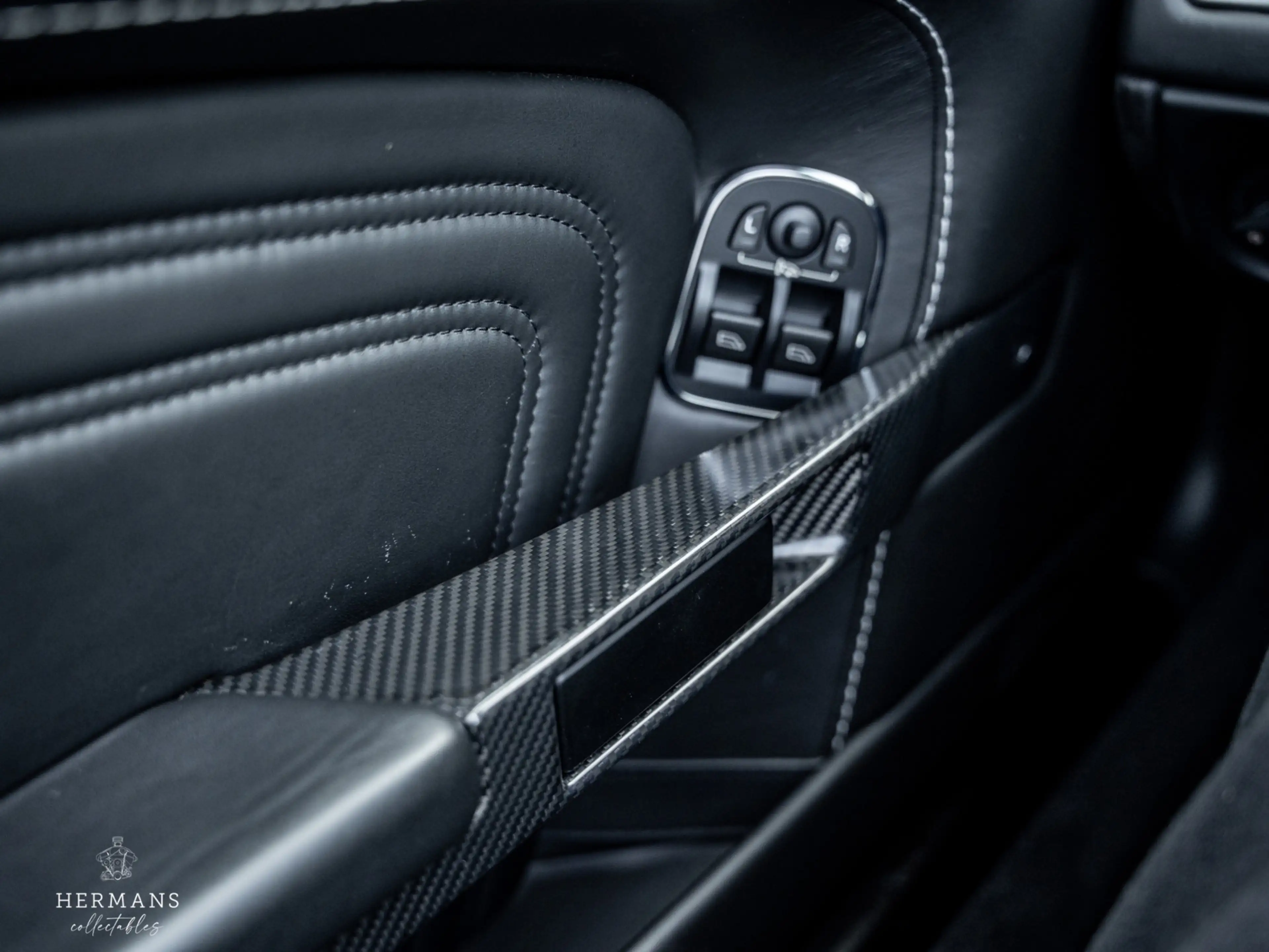 Aston Martin DBS Volante 6.0 V12 Carbon Black Edition / 1 of 51 / B — photo 28