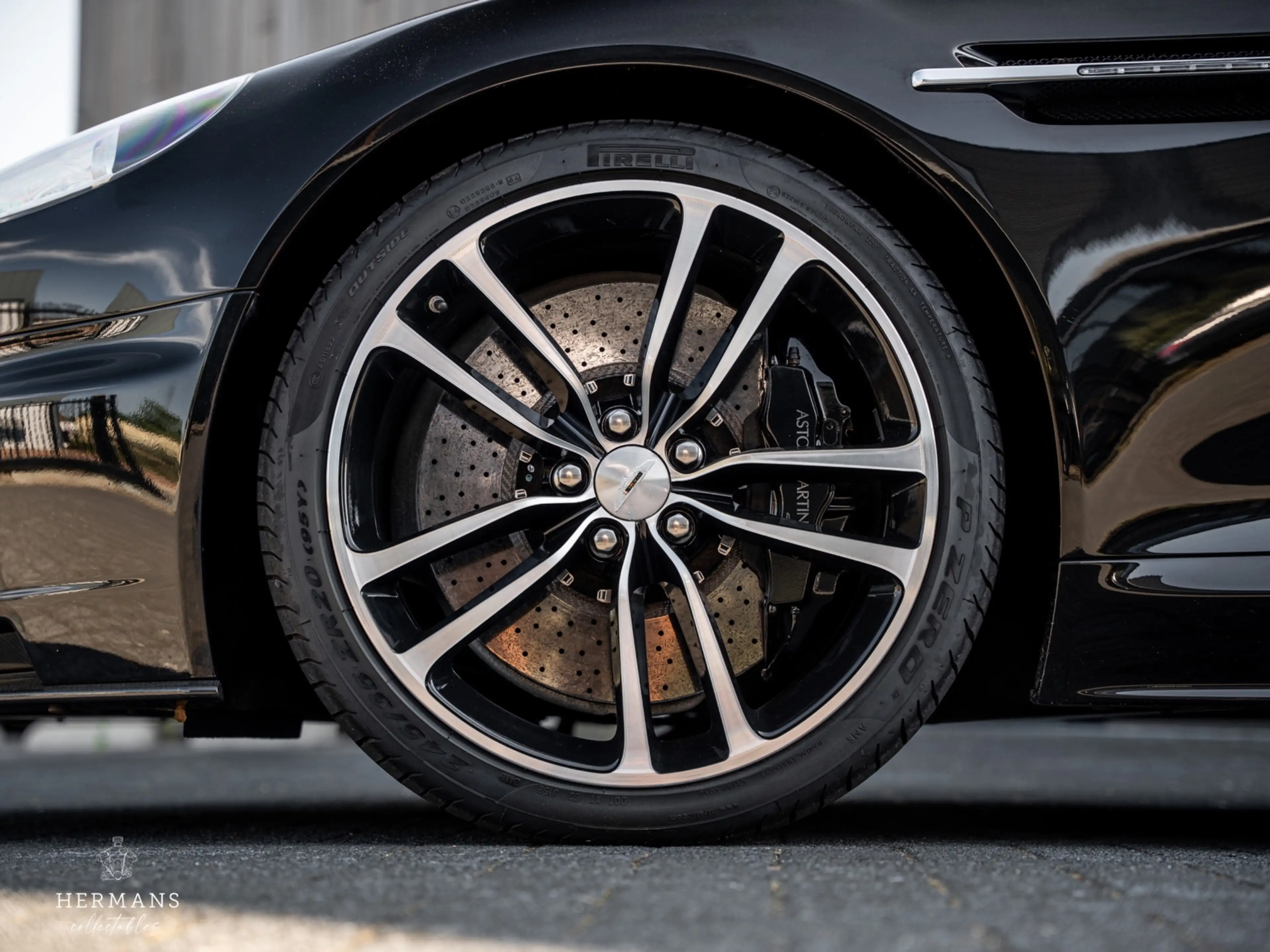 Aston Martin DBS Volante 6.0 V12 Carbon Black Edition / 1 of 51 / B — photo 16