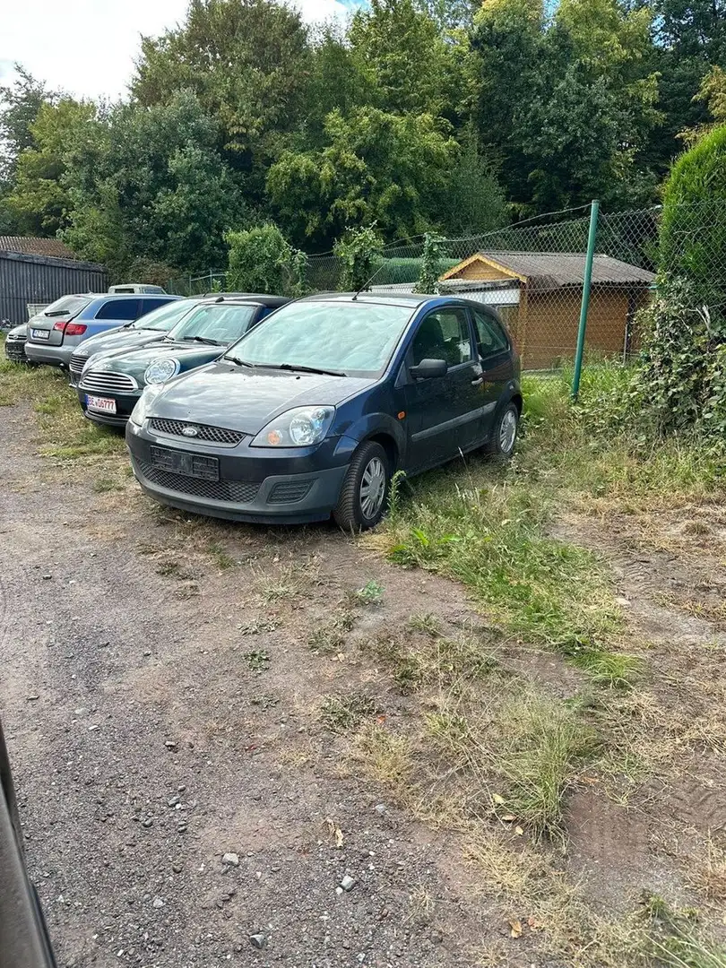 Ford Fiesta 1.3 51 kW Ambiente Gris - 1