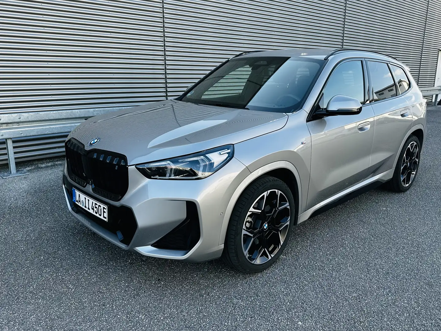 BMW iX1 30 xDrive M Sport, spacesilber, 20zoll, Ahk, Top Grau - 1
