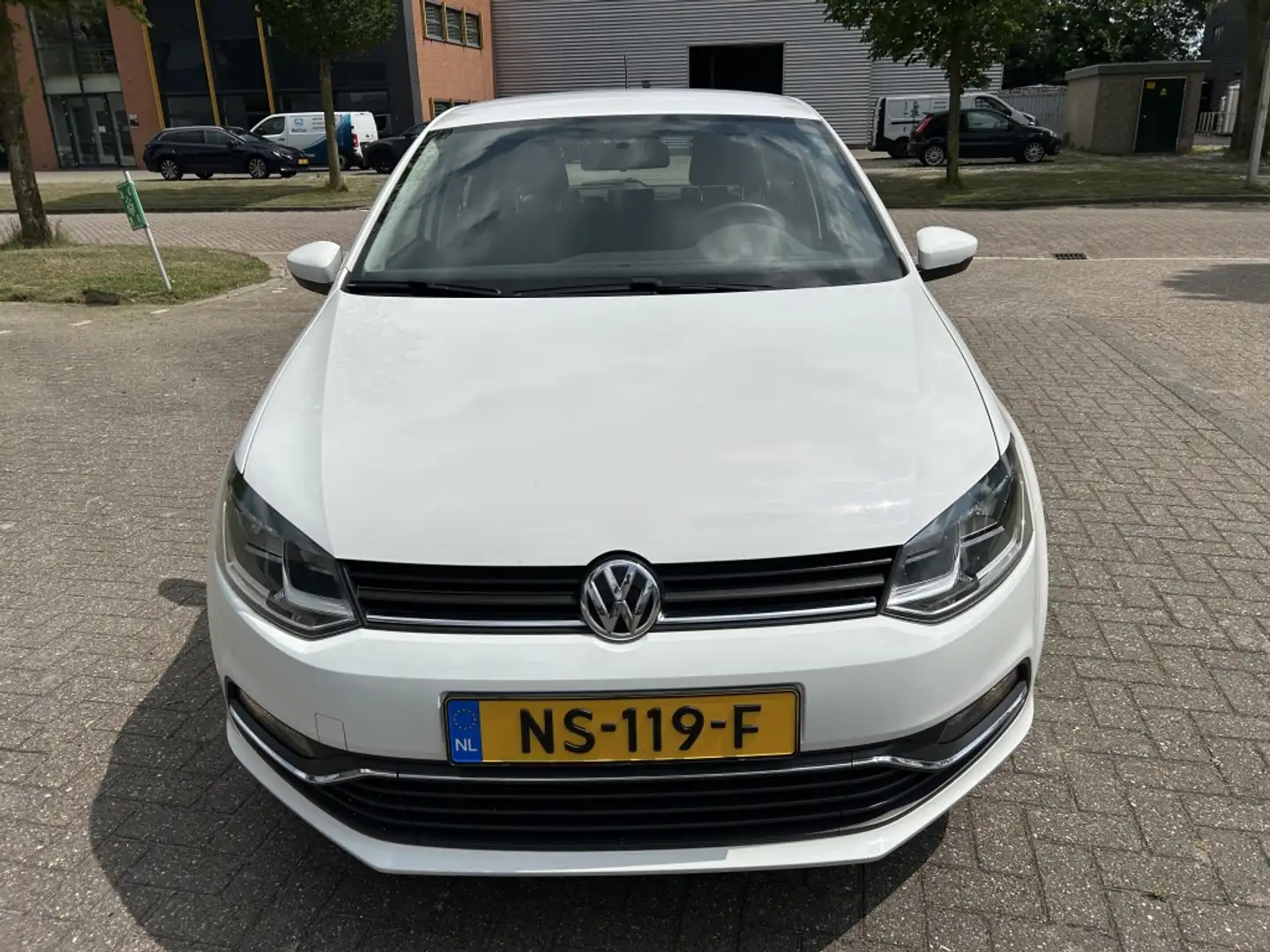 Volkswagen Polo 1.2 TSI Comfortline 90PK AUT NAVI CRUISE TRHK NAP! Wit - 2