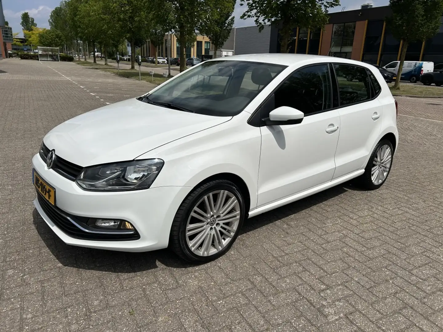 Volkswagen Polo 1.2 TSI Comfortline 90PK AUT NAVI CRUISE TRHK NAP! Wit - 1