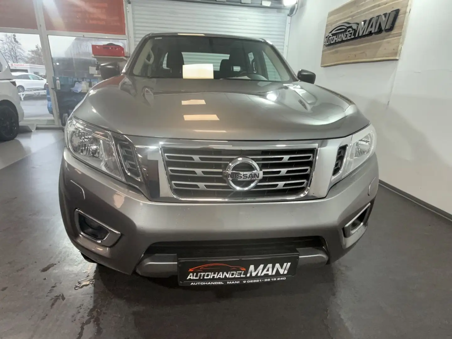 Nissan Navara NP300 N-Guard Double Cab 4x4/Automatik Grijs - 2