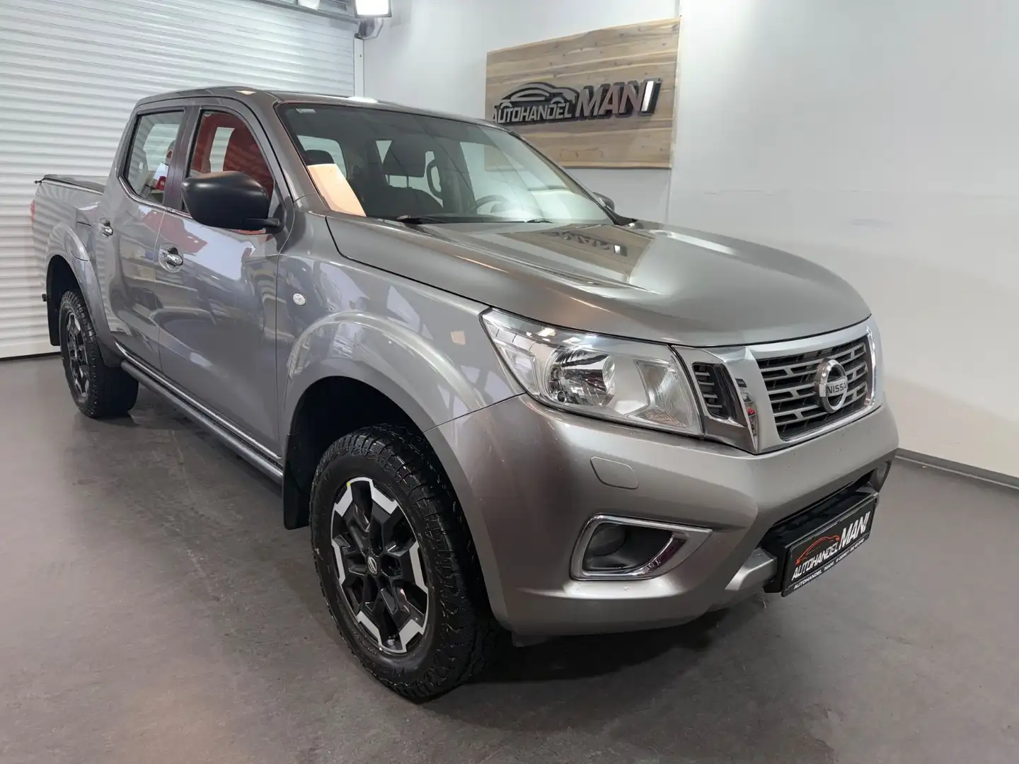 Nissan Navara NP300 N-Guard Double Cab 4x4/Automatik Grijs - 1