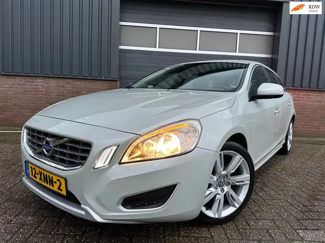 Volvo V60 1.6 T3 200PK Momentum / 18 inch / Lederen bekledin