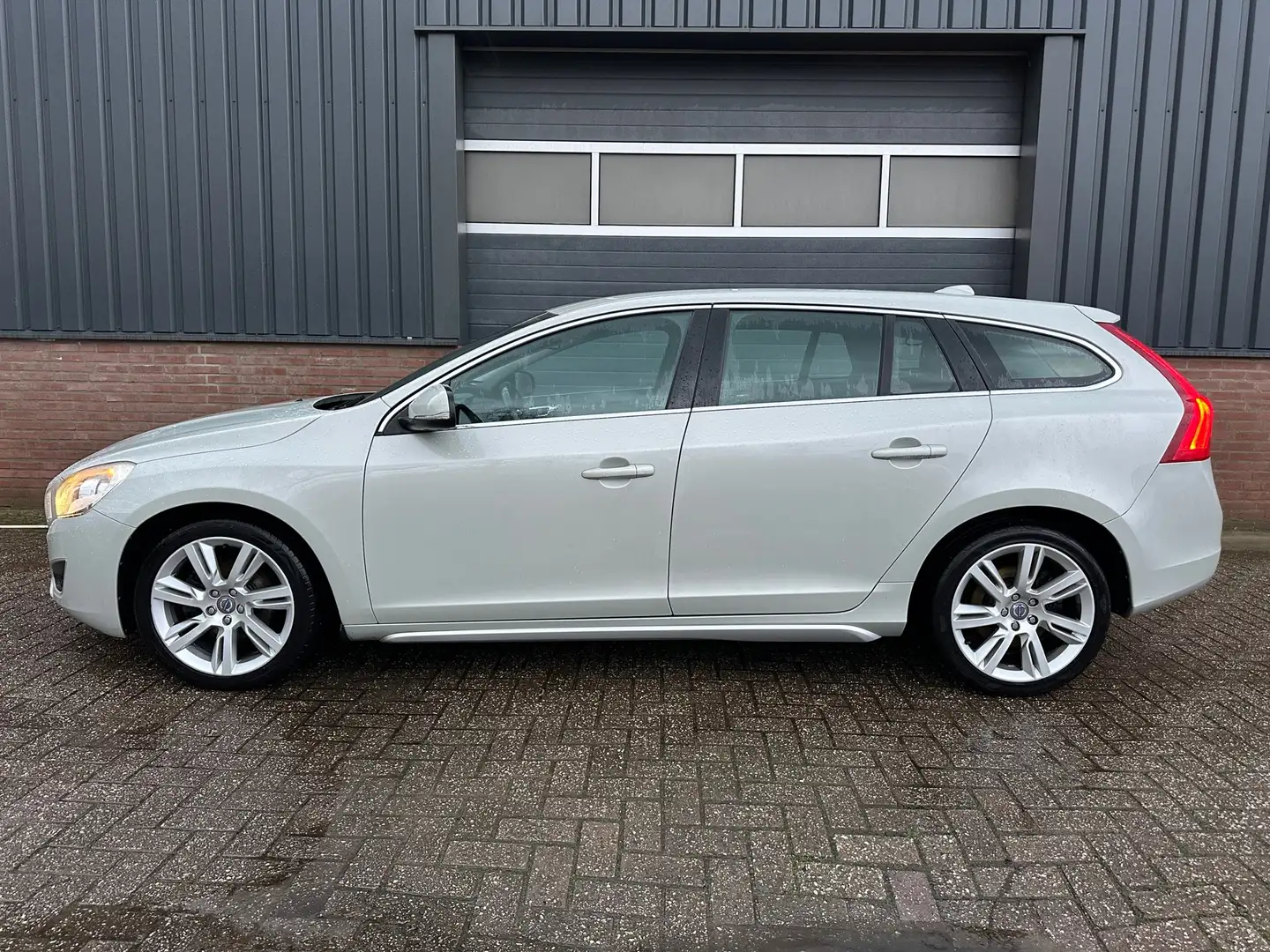 Volvo V60 1.6 T3 200PK Momentum / 18 inch / Lederen bekledin Wit - 2