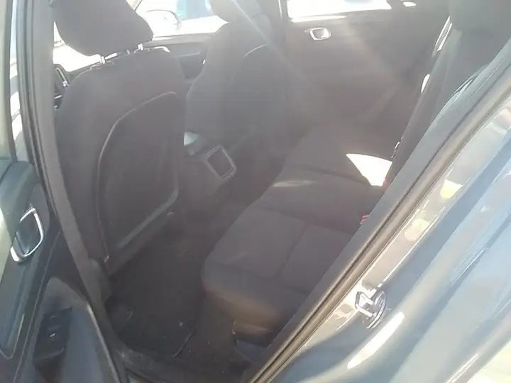 Volvo XC40 T2 Essential Manual 2022, foto 9